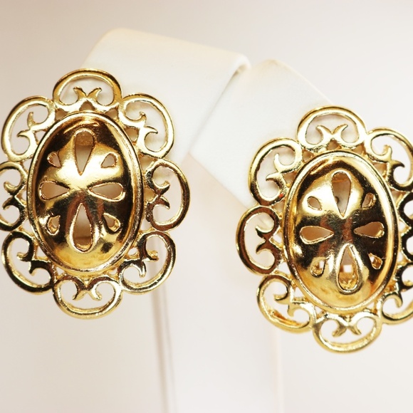 ⚜️ Vintage Givenchy Gold Clip On Earrings ⚜️ - Picture 12 of 12